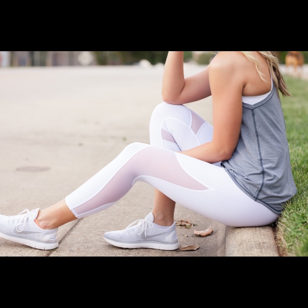 Alo Yoga High Waist Coast white leggings